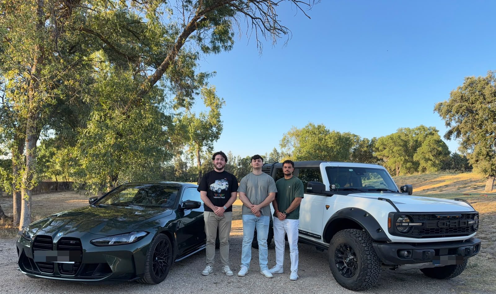 El equipo fundador de DAMAGON junto a un BMW M4 y un Ford Bronco importados de Alemania