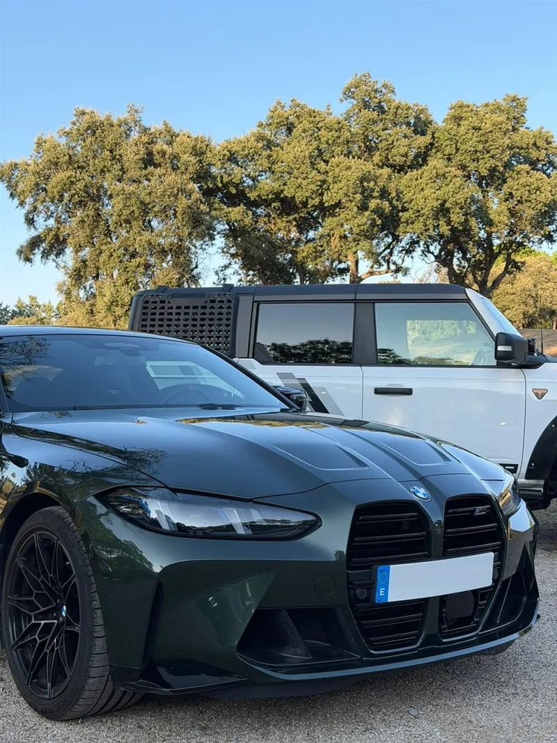 BMW M4 Competition verde junto a un Ford Bronco