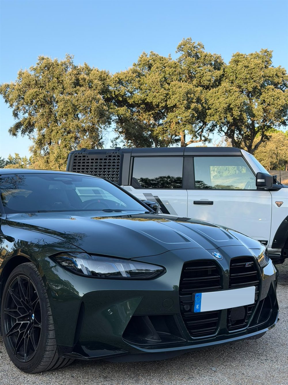 BMW M4 Competition verde importado de Alemania, junto a un Ford Bronco